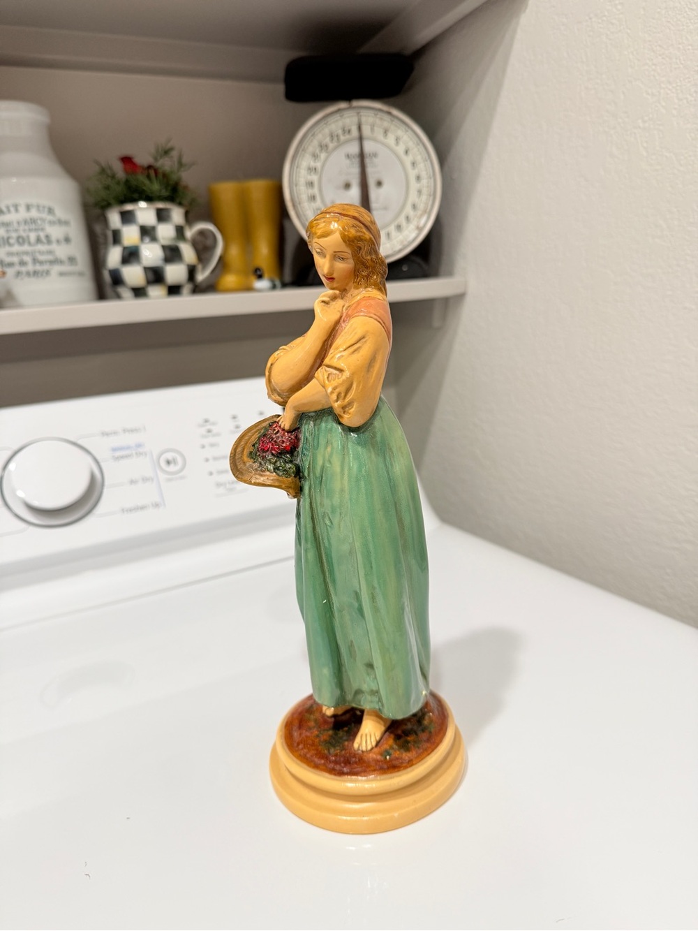 Vintage Italian Borghese Woman with Basket - Picture 7 of 16
